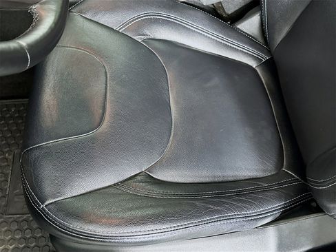 Used 2019 Jeep Cherokee Latitude Plus w/ Comfort/Convenience Group image 18