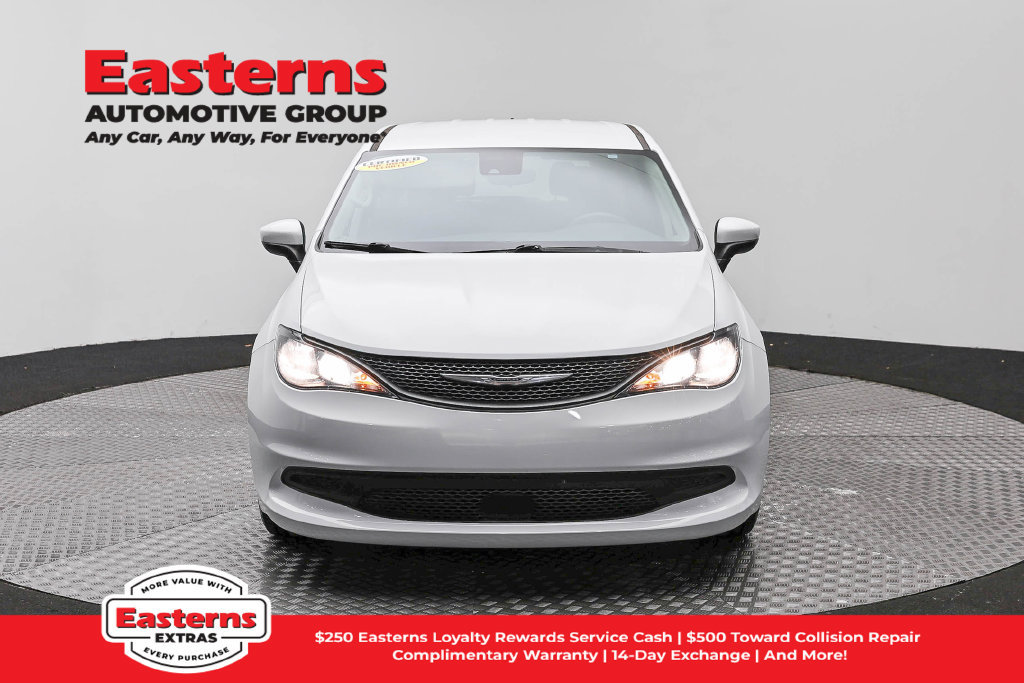 Used 2023 Chrysler Voyager LX FWD image 3