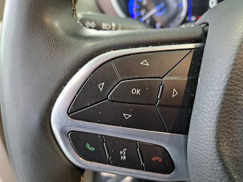 Used 2023 Chrysler Voyager LX image 12