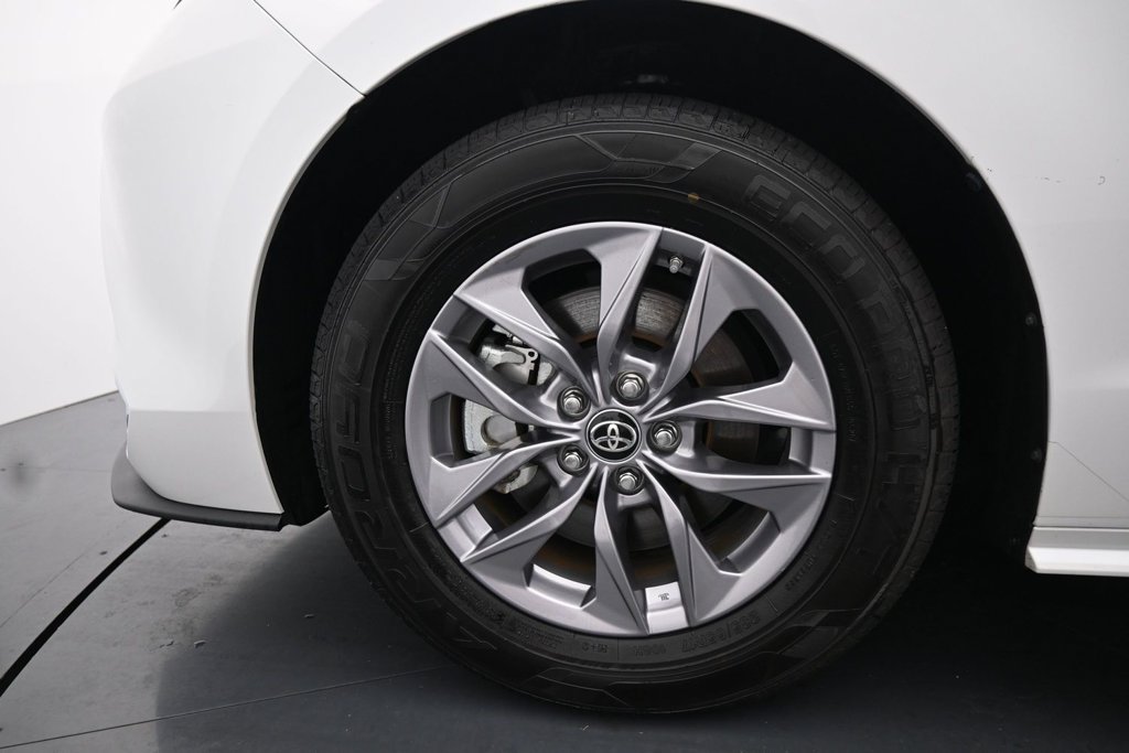 Used 2024 Toyota Sienna XLE FWD image 14