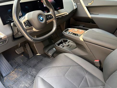 Used 2022 BMW iX xDrive50 w/ Sport Package AWD/4WD image 9