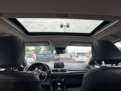 Used 2018 MAZDA MAZDA3 Touring FWD image 21