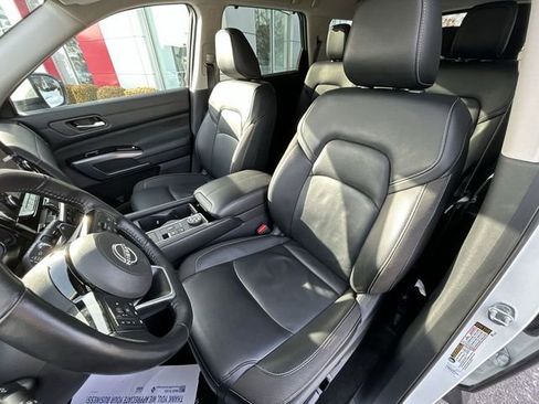 Used 2024 Nissan Pathfinder SL w/ Black Appearance Package image 15