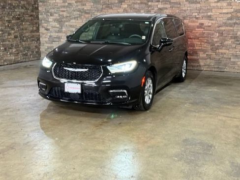 Used 2025 Chrysler Pacifica Select FWD image 4