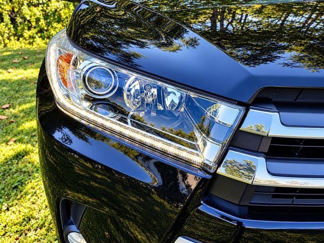 Used 2018 Toyota Highlander Limited FWD image 11