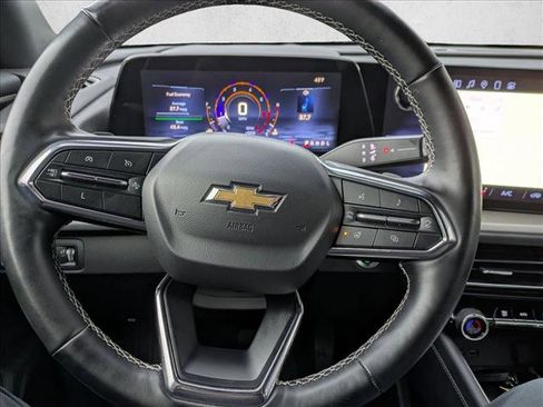 Used 2025 Chevrolet Traverse LT image 12