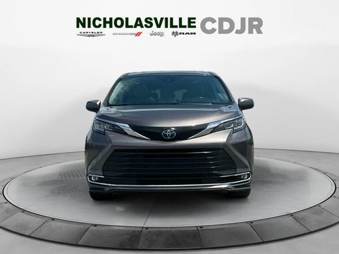 Used 2023 Toyota Sienna XLE AWD/4WD image 8