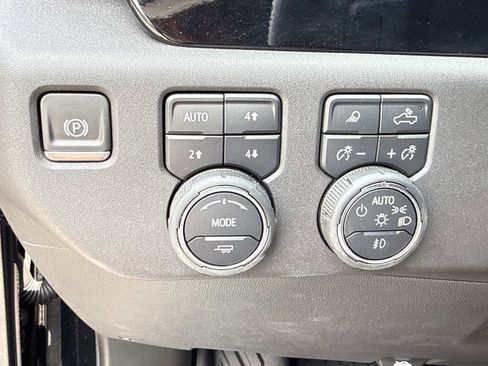 Used 2025 Chevrolet Silverado 1500 LT Trail Boss w/ LT Trail Boss Premium Package AWD/4WD image 31