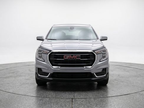 Used 2024 GMC Terrain SLE FWD image 2