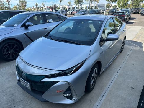 Used 2017 Toyota Prius Prime Advanced w/ Carpet Mat Package FWD image 3