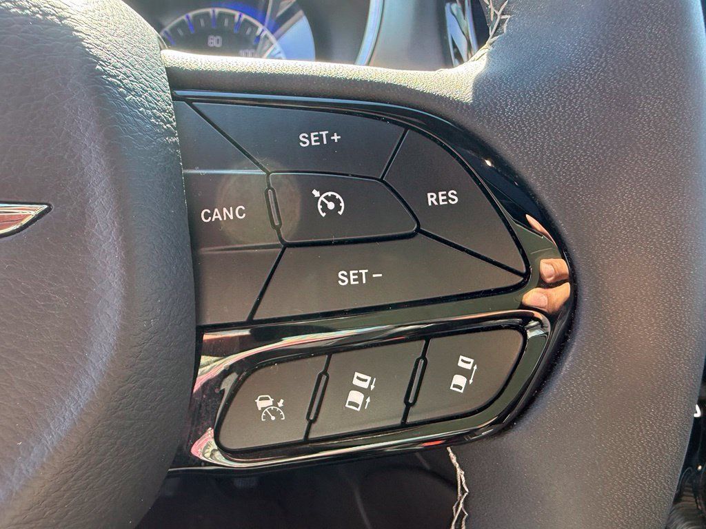 Used 2025 Chrysler Pacifica Limited FWD image 17