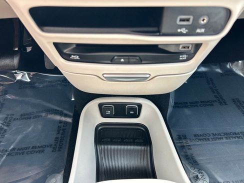 Used 2020 Chrysler Pacifica Limited image 35