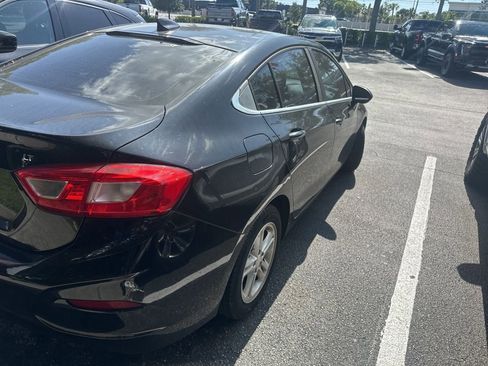 Used 2017 Chevrolet Cruze LT FWD image 4