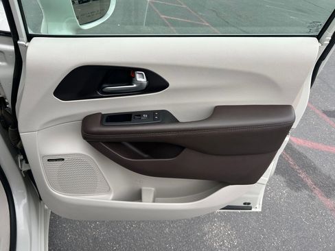Used 2020 Chrysler Pacifica Touring-L Plus w/ Tire & Wheel Group FWD image 29