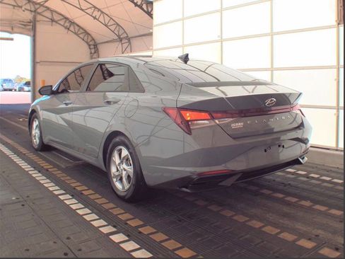 Used 2021 Hyundai Elantra SE FWD image 3