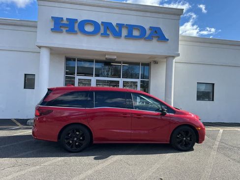 Used 2023 Honda Odyssey Sport image 3
