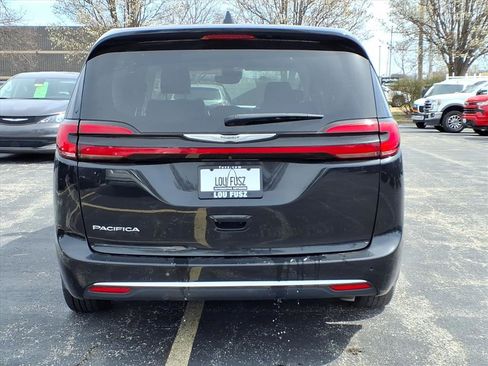 Used 2023 Chrysler Pacifica Touring-L image 32