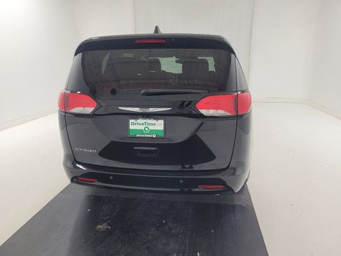 Used 2024 Chrysler Voyager LX FWD image 7