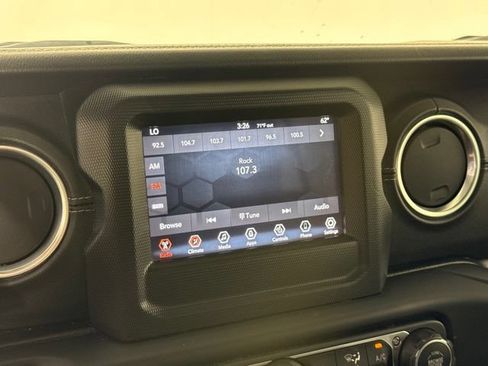 Used 2018 Jeep Wrangler Unlimited Sahara w/ Cold Weather Group AWD/4WD image 21