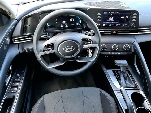 Certified 2025 Hyundai Elantra SE image 5