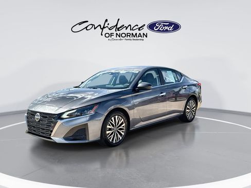Used 2025 Nissan Altima 2.5 SV FWD image 4