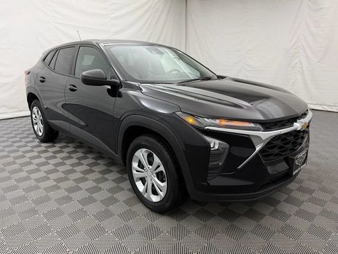 Used 2024 Chevrolet Trax LS FWD image 4