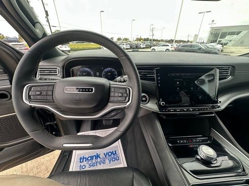 Used 2023 Jeep Wagoneer L Series II image 14