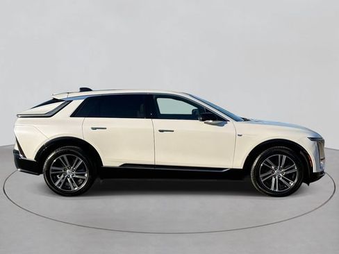 Certified 2024 Cadillac Lyriq Luxury AWD/4WD image 4
