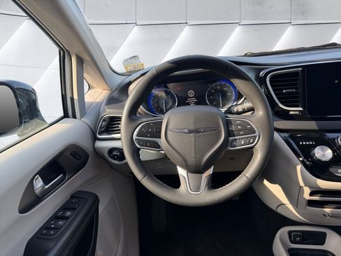 Used 2024 Chrysler Pacifica Touring-L FWD image 13