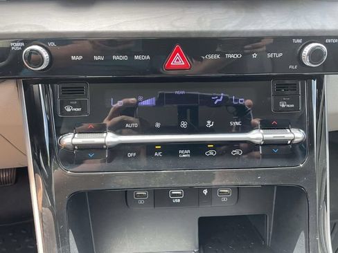 Used 2024 Kia Carnival EX FWD image 29