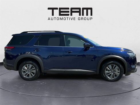 Used 2024 Nissan Pathfinder SV image 8
