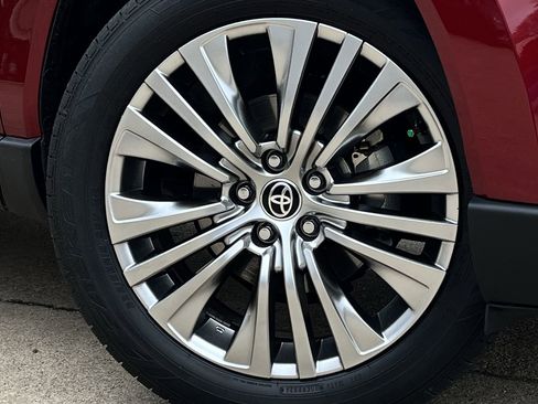 Used 2023 Toyota Venza XLE image 29