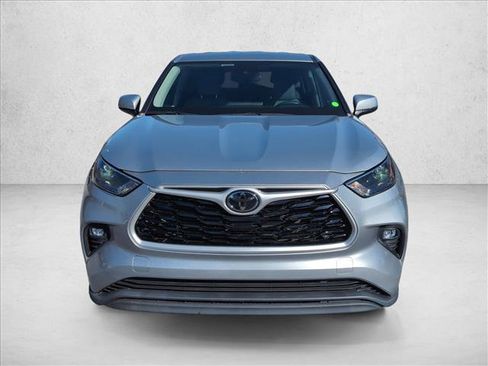Used 2022 Toyota Highlander LE image 2