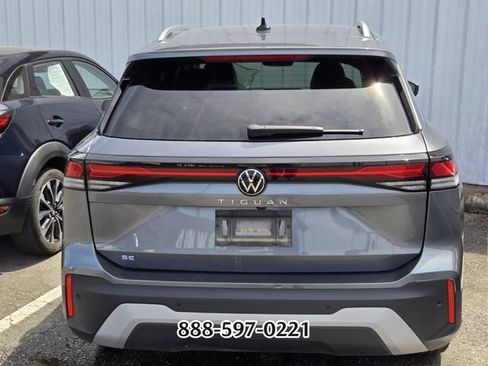 Certified 2025 Volkswagen Tiguan SE FWD image 3