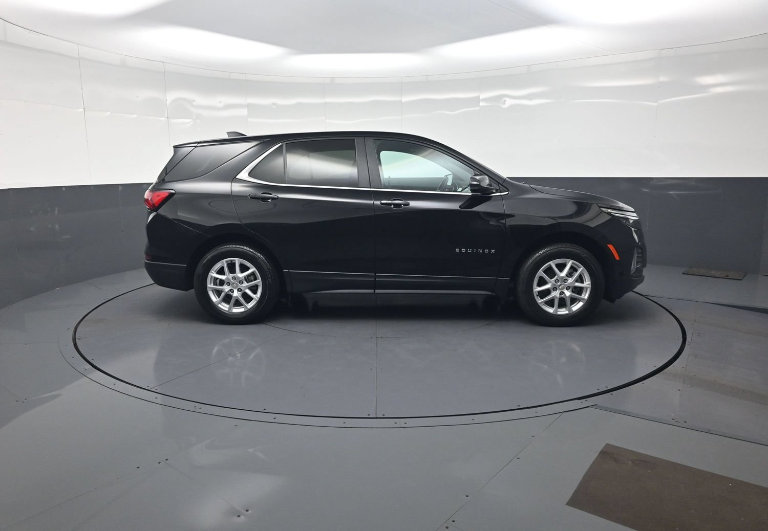 Used 2024 Chevrolet Equinox LT AWD/4WD image 2