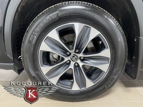 Used 2024 Toyota Highlander XLE AWD/4WD image 7