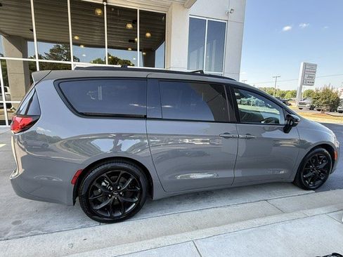Used 2025 Chrysler Pacifica Limited FWD image 8