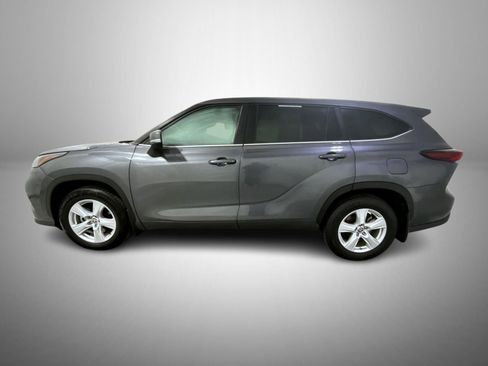 Used 2024 Toyota Highlander LE image 3