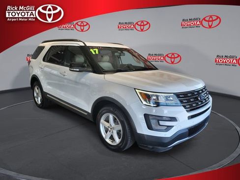 Used 2017 Ford Explorer XLT w/ Equipment Group 202A AWD/4WD image 1