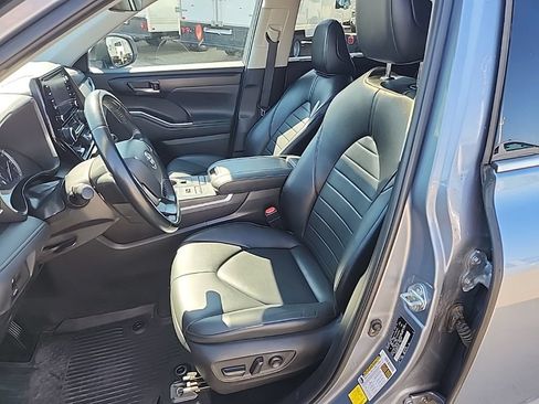Used 2022 Toyota Highlander XLE AWD/4WD image 36