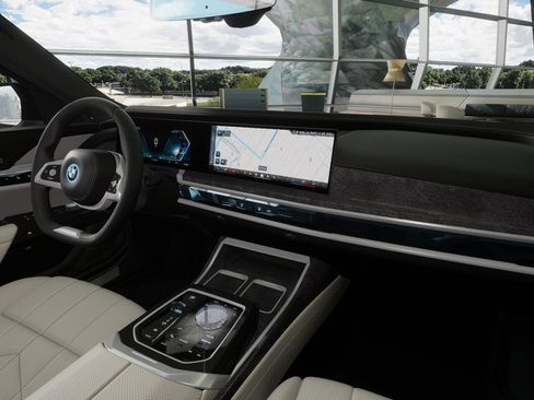 New 2025 BMW i7 eDrive50 w/ Premium Package image 14