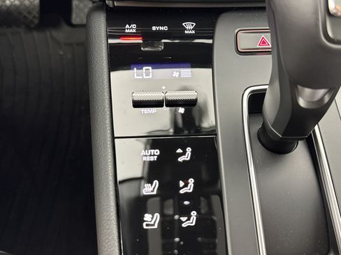 Certified 2026 Porsche Macan AWD/4WD image 18