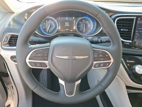 Used 2023 Chrysler Pacifica Limited FWD image 17