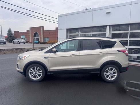 Used 2017 Ford Escape SE w/ Equipment Group 201A image 2