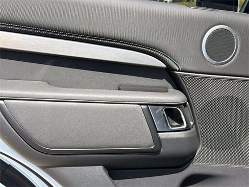 New 2025 Land Rover Discovery Dynamic SE image 11