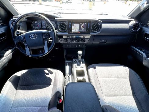 Used 2017 Toyota Tacoma TRD Sport AWD/4WD image 32