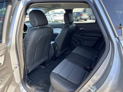 Used 2025 Chevrolet Trax LT w/ LT Convenience Package image 25