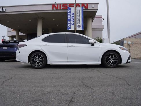 Used 2023 Toyota Camry SE image 3