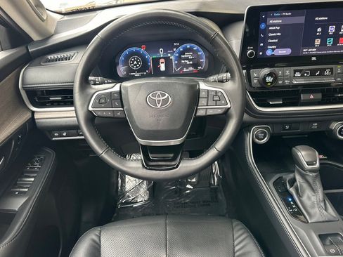 Used 2025 Toyota Grand Highlander AWD image 17