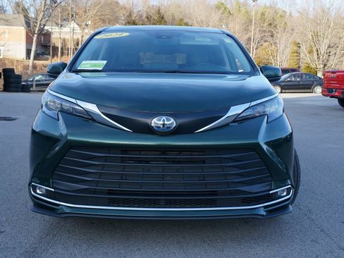 Used 2024 Toyota Sienna XLE image 4